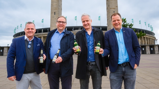 Warsteiner wird bis 2030 im Olympiastadion ausgeschenkt - v.l.: André Stelling (Leiter Key Account Gastronomie bei Warsteiner), Timo Rohwedder (Geschäftsführer Olympiastadion Berlin GmbH), Christoph Meyer (Direktor Veranstaltungen & Kommunikation und Mitglied der Geschäftsleitung der Olympiastadion Berlin GmbH) und Marco Paul (Gebietsverkaufsleiter bei Warsteiner) - Quelle: Thomas Margraf